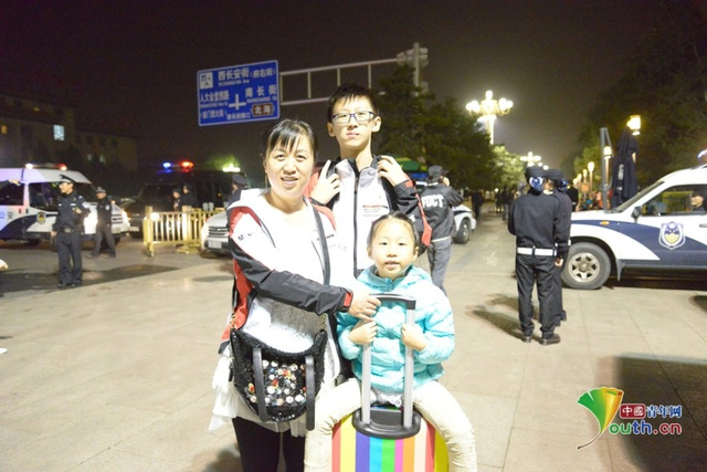 十一凌晨天安门广场游客排队等待升旗仪式