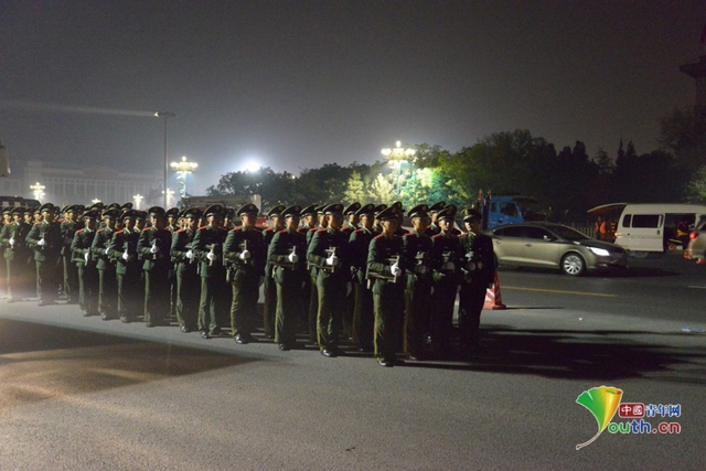 十一凌晨天安门广场游客排队等待升旗仪式