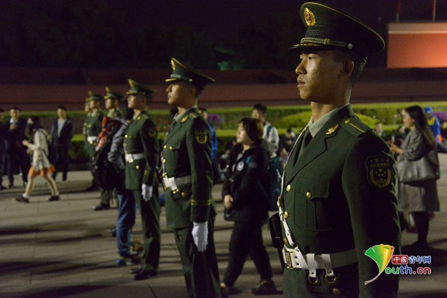 十一凌晨天安门广场游客排队等待升旗仪式