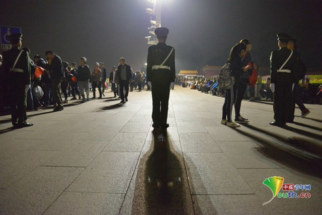 十一凌晨天安门广场游客排队等待升旗仪式