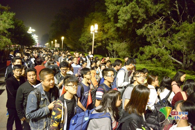 十一凌晨天安门广场游客排队等待升旗仪式