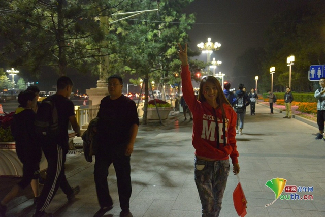 十一凌晨天安门广场游客排队等待升旗仪式