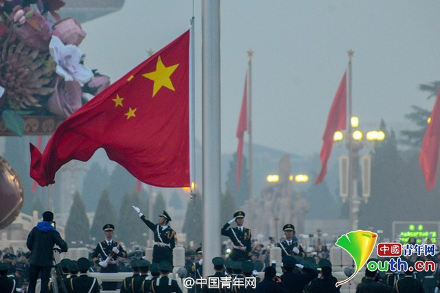 十一数万人观看天安门升旗