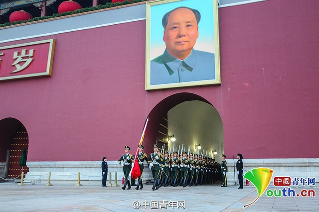 十一数万人观看天安门升旗仪式 庆祝国庆