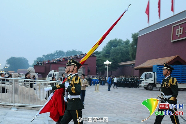 十一数万人观看天安门升旗仪式 庆祝国庆