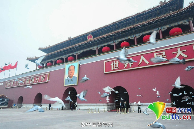 十一数万人观看天安门升旗仪式 庆祝国庆