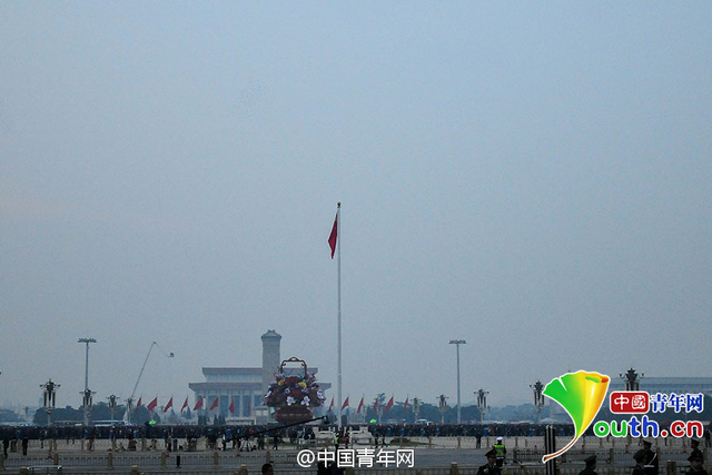 十一数万人观看天安门升旗仪式 庆祝国庆