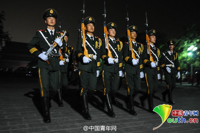 十一数万人观看天安门升旗仪式 庆祝国庆