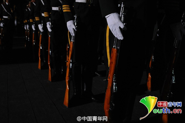 十一数万人观看天安门升旗仪式 庆祝国庆