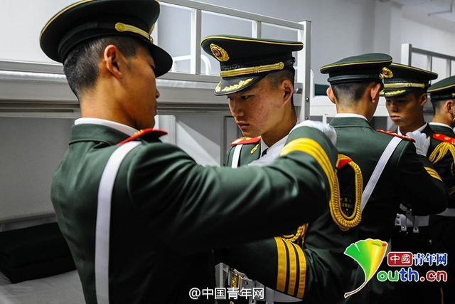 十一数万人观看天安门升旗仪式 庆祝国庆