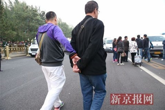 “十一”首贼在天安门偷钱包时落网