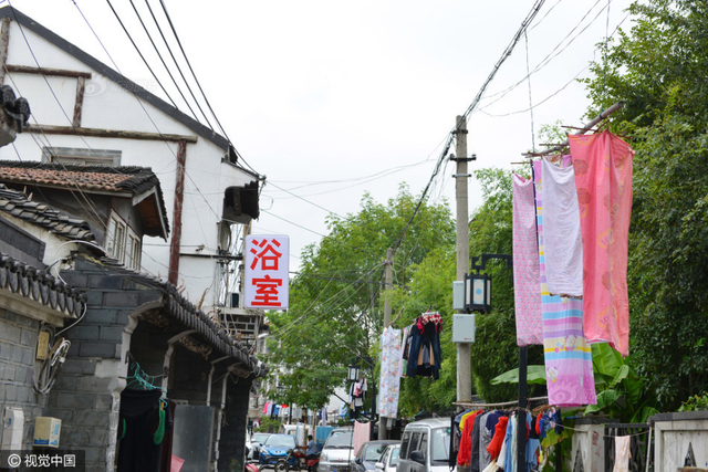 拥挤城中村：居民电线杆上晒衣物