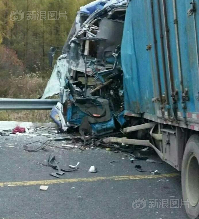 吉林一旅行团遇车祸4死19人伤