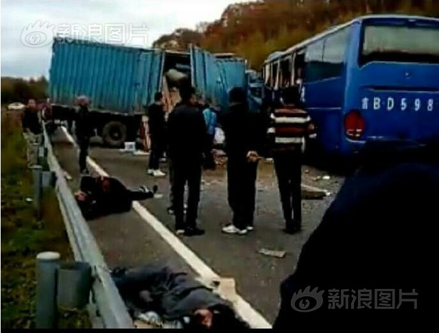 吉林一旅行团遇车祸 4人死亡19人受伤