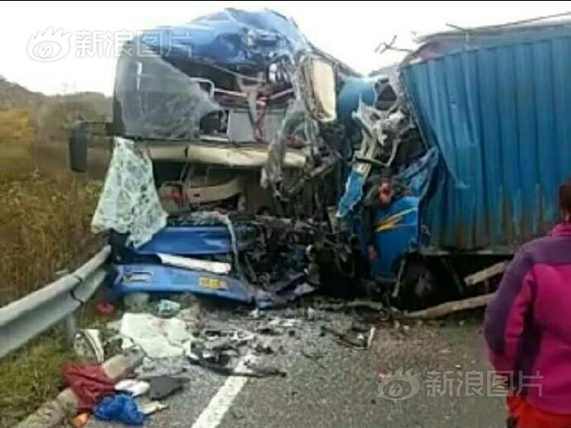 吉林一旅行团遇车祸 4人死亡19人受伤