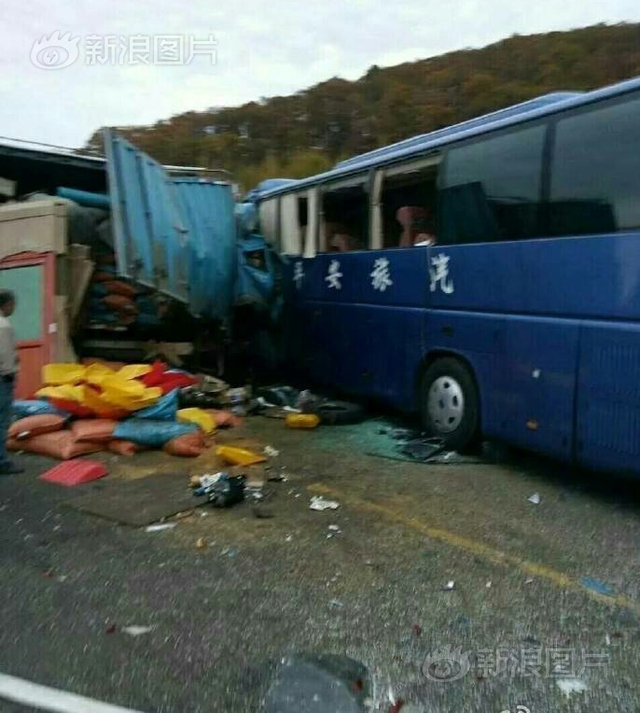 吉林一旅行团遇车祸 4人死亡19人受伤