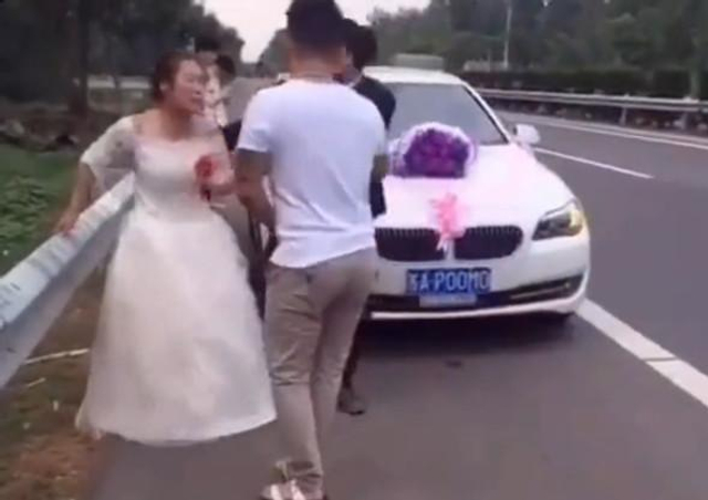 接亲时误将准妻摔在地 新娘死活不嫁了