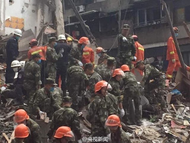 温州4间民房倒塌现场 约20余人被掩埋