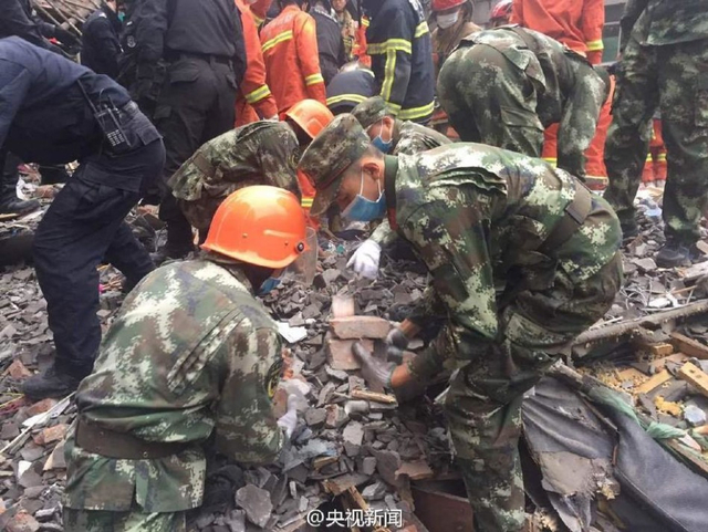 温州4间民房倒塌现场 约20余人被掩埋