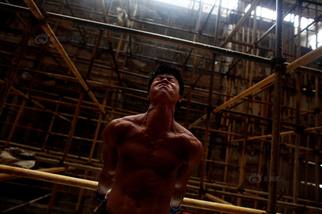 90后砖工录工地健身视频走红 粉丝超百万