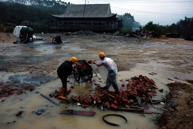 90后砖工录工地健身视频走红 粉丝超百万