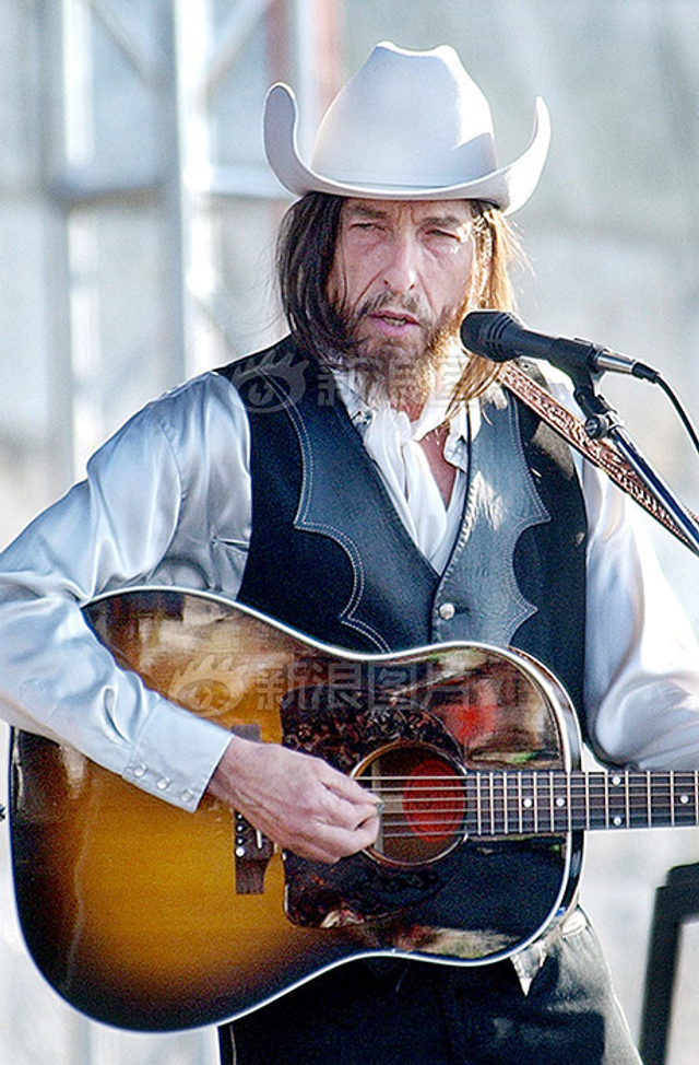 美国民谣歌手鲍勃·迪伦获诺贝尔文学奖 