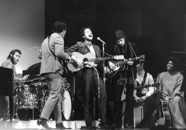 美国民谣歌手鲍勃·迪伦获诺贝尔文学奖