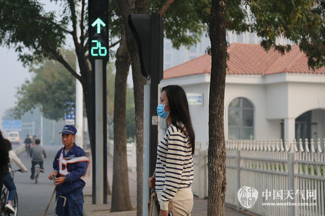 雾霾季京津空气重污染 城市如笼黑纱