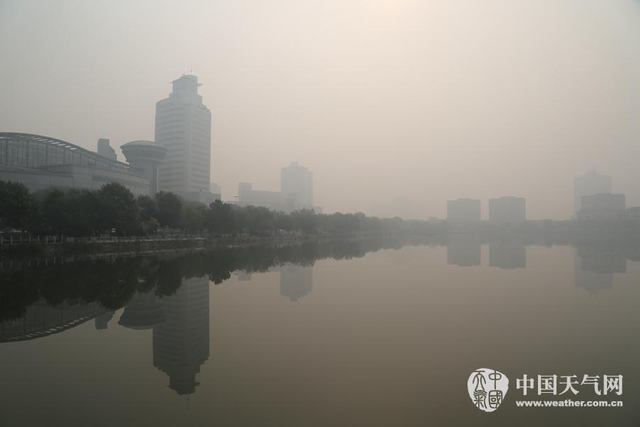 雾霾季京津空气重污染 城市如笼黑纱