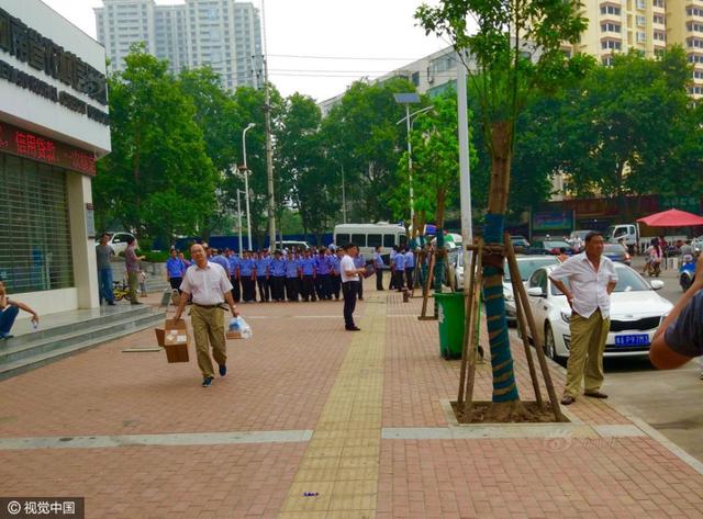 河南保安开警车集体出警