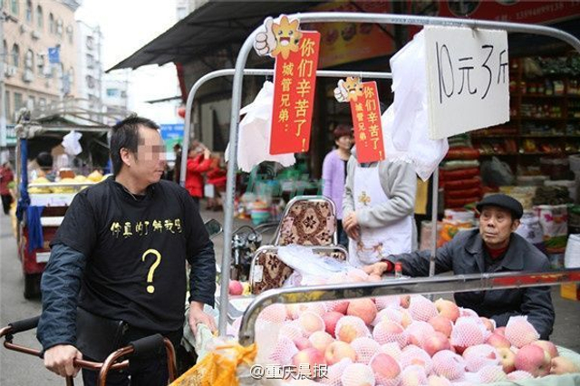 重庆小贩高举暖心标语 城管感动落泪