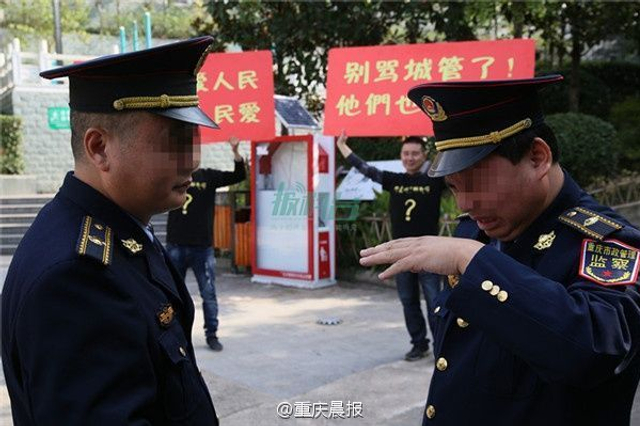 重庆小贩高举暖心标语 城管感动落泪