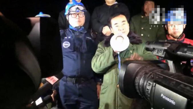 河北坠井男童已无生命体征 爷爷跪送救援车