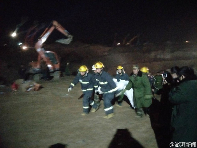 河北坠井男童已无生命体征 爷爷跪送救援车