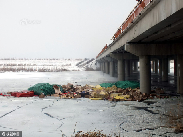 卡车坠入结冰水库 20吨快递“打水漂”