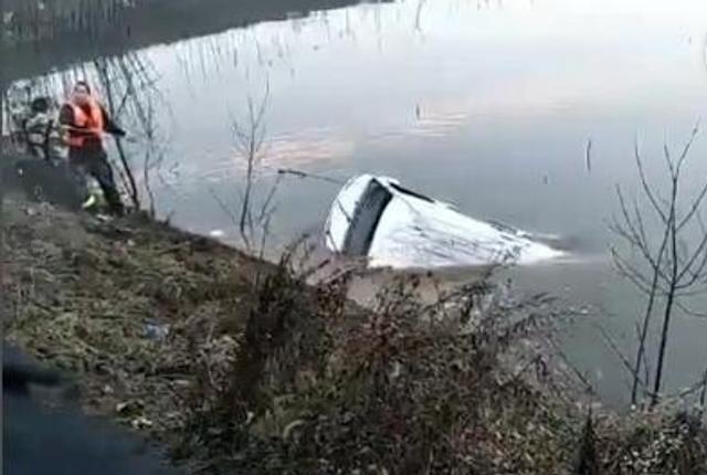 湖北一载20人车辆坠湖18人死