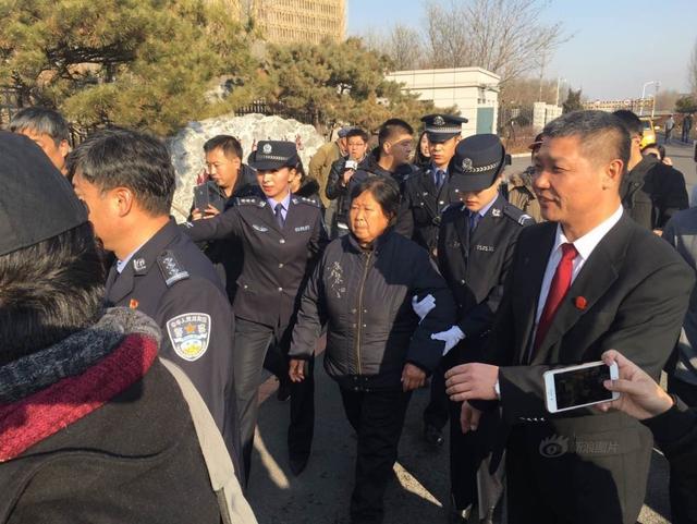 聂树斌案被判无罪家人放声大哭