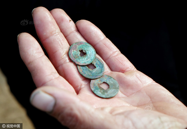 河岸现古钱币村民挖宝 或有民国走私沉船