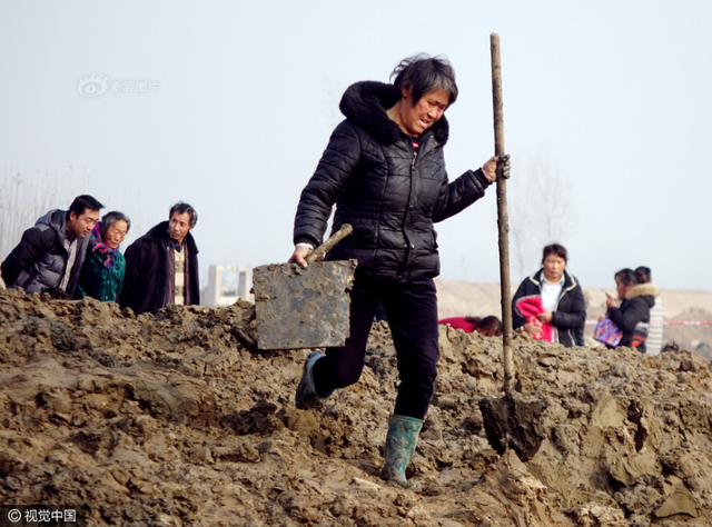 河岸现古钱币村民挖宝 或有民国走私沉船