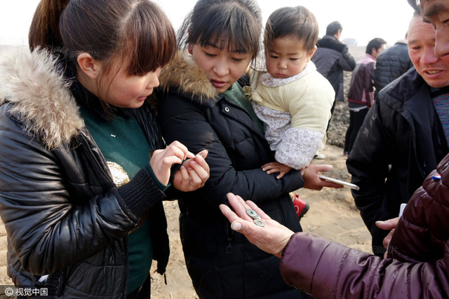 河岸现古钱币村民挖宝 或有民国走私沉船
