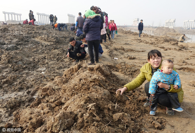 河岸现古钱币村民挖宝 或有民国走私沉船