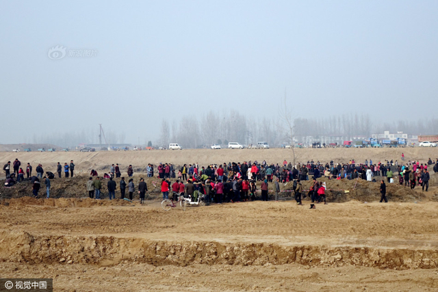 河岸现古钱币村民挖宝 或有民国走私沉船