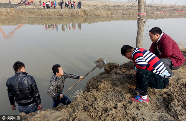 河岸现古钱币村民挖宝 或有民国走私沉船