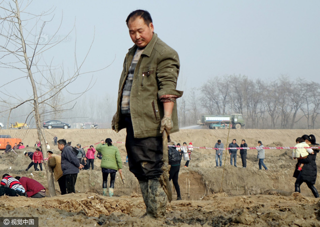 河岸现古钱币村民挖宝 或有民国走私沉船