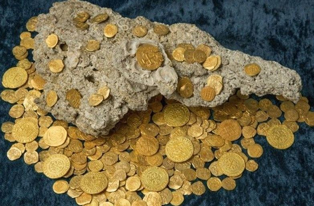 300年前沉船中打捞出金币 价值千万
