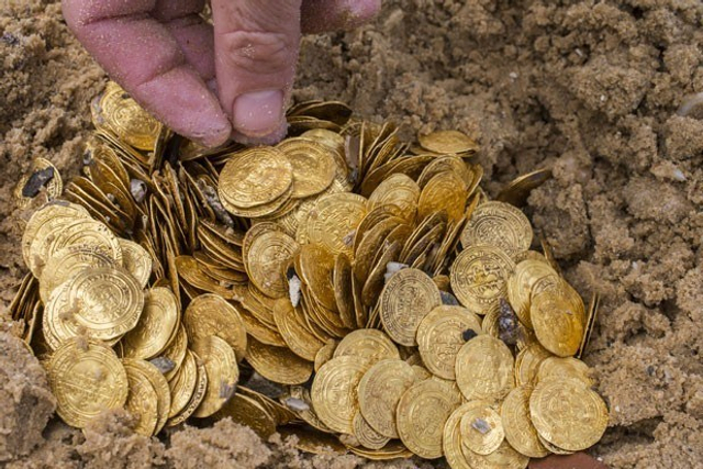 300年前沉船中打捞出金币 价值千万