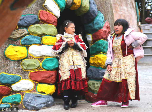云南的这个村里 住了100多"小矮人"