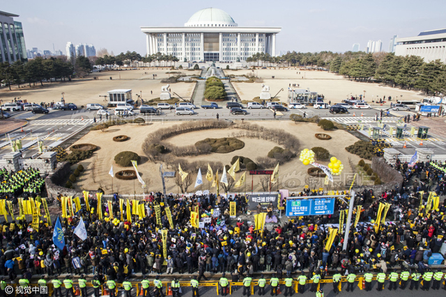韩国国会通过朴槿惠弹劾案 民众包围国会