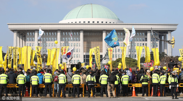 韩国国会通过朴槿惠弹劾案 民众包围国会
