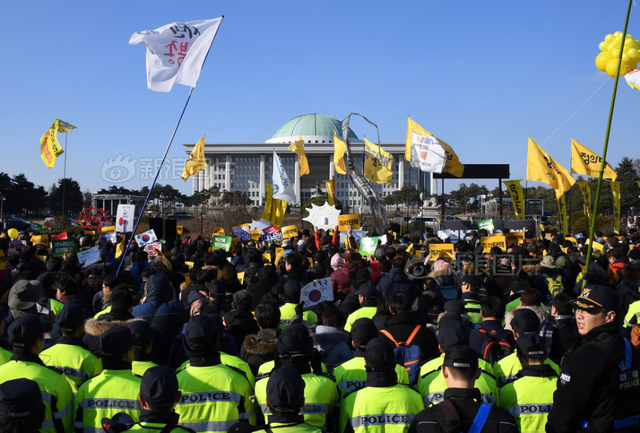 韩国国会通过朴槿惠弹劾案 民众包围国会